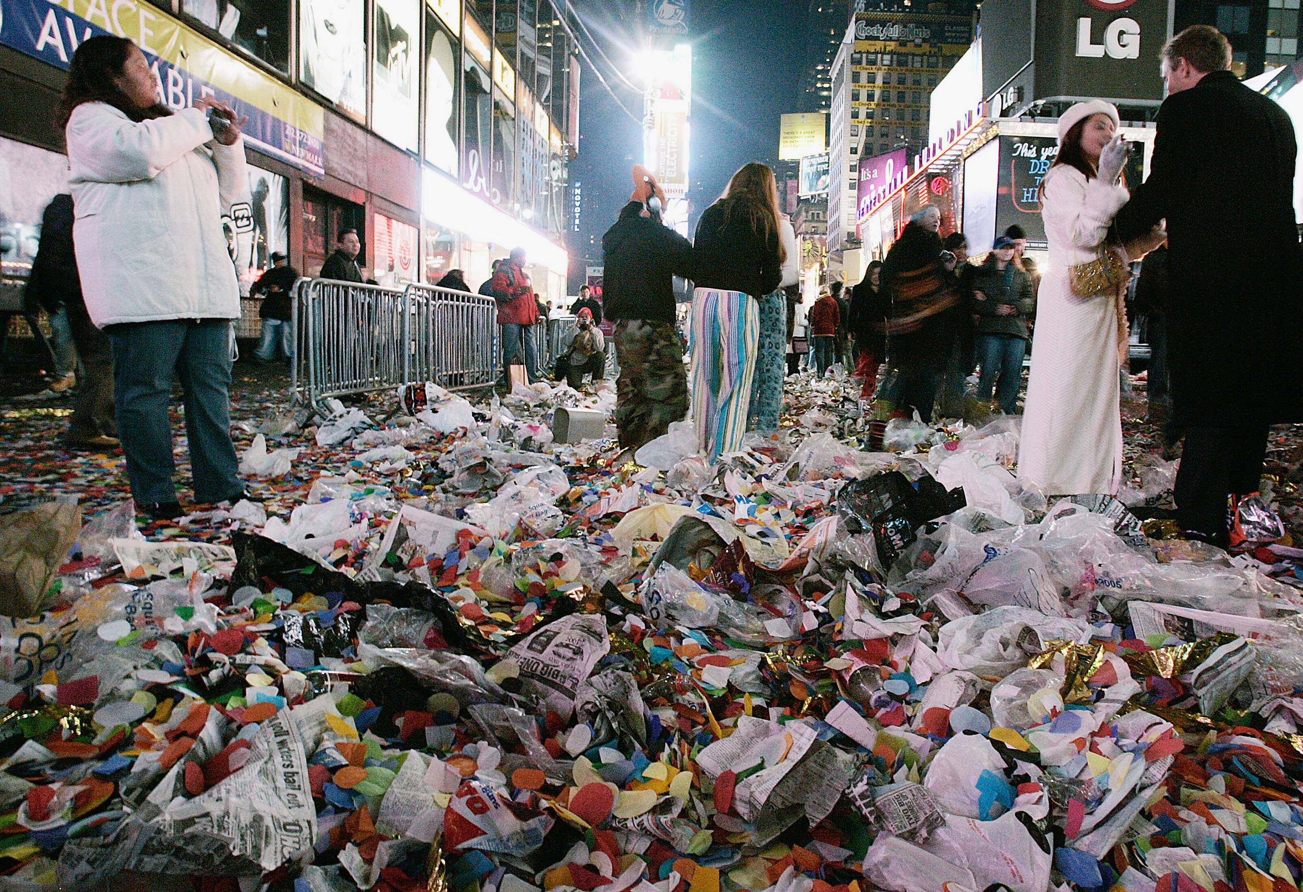跨年倒数后的纽约时代广场，满地垃圾等待收运。