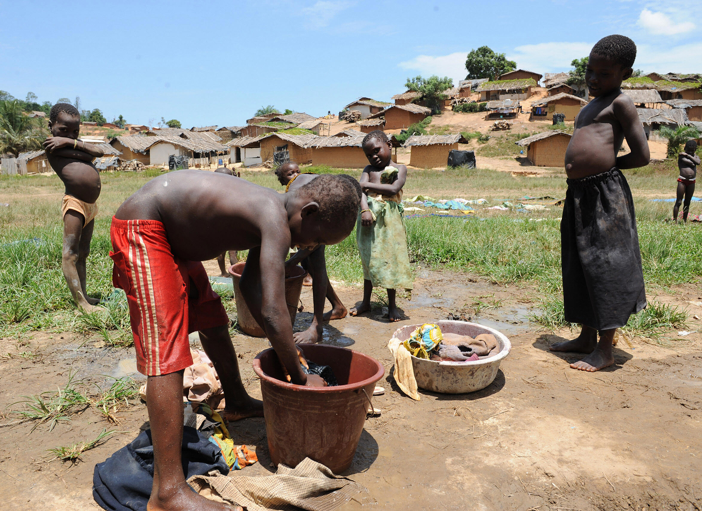 人类虽至少有二千年历史，但悲哀的是，绝大多数时间都伴随着饥饿和贫困。图为非洲科特迪瓦贫穷农村里的孩童。