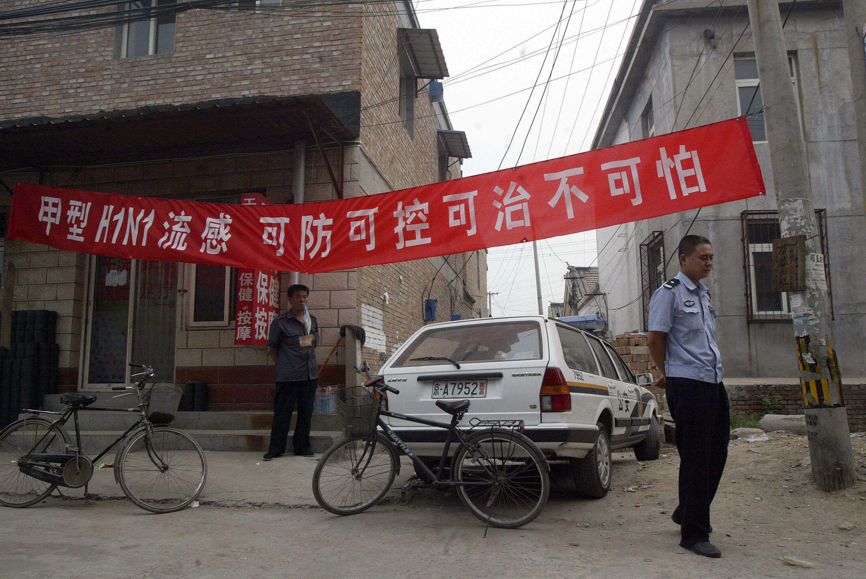 悬挂在北京郊区的一个宣传横幅写着「甲型H1N1流感 可防可控可治不可怕」。