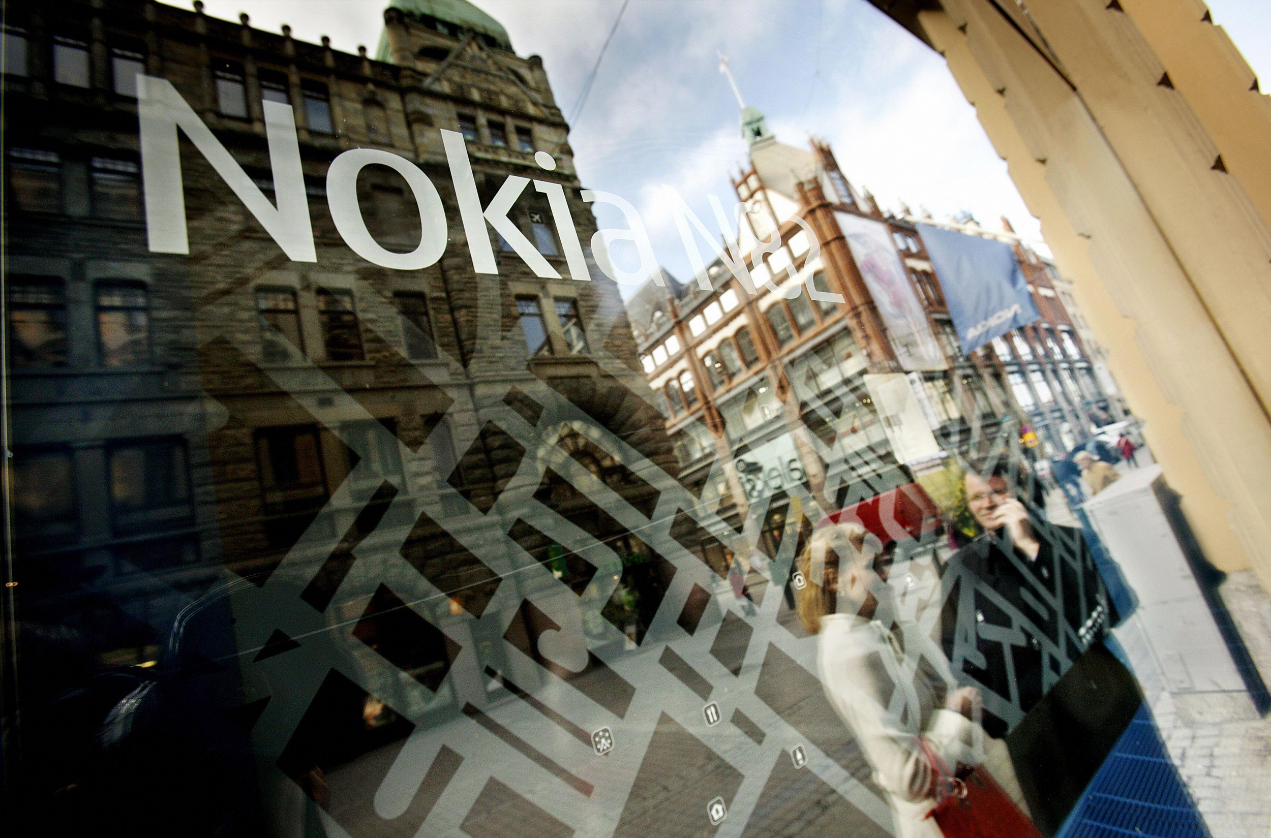 2008年各国的繁荣指标由芬兰取得世界第一。图为两名女性站在芬兰首都赫尔辛基Nokia旗舰店窗前。