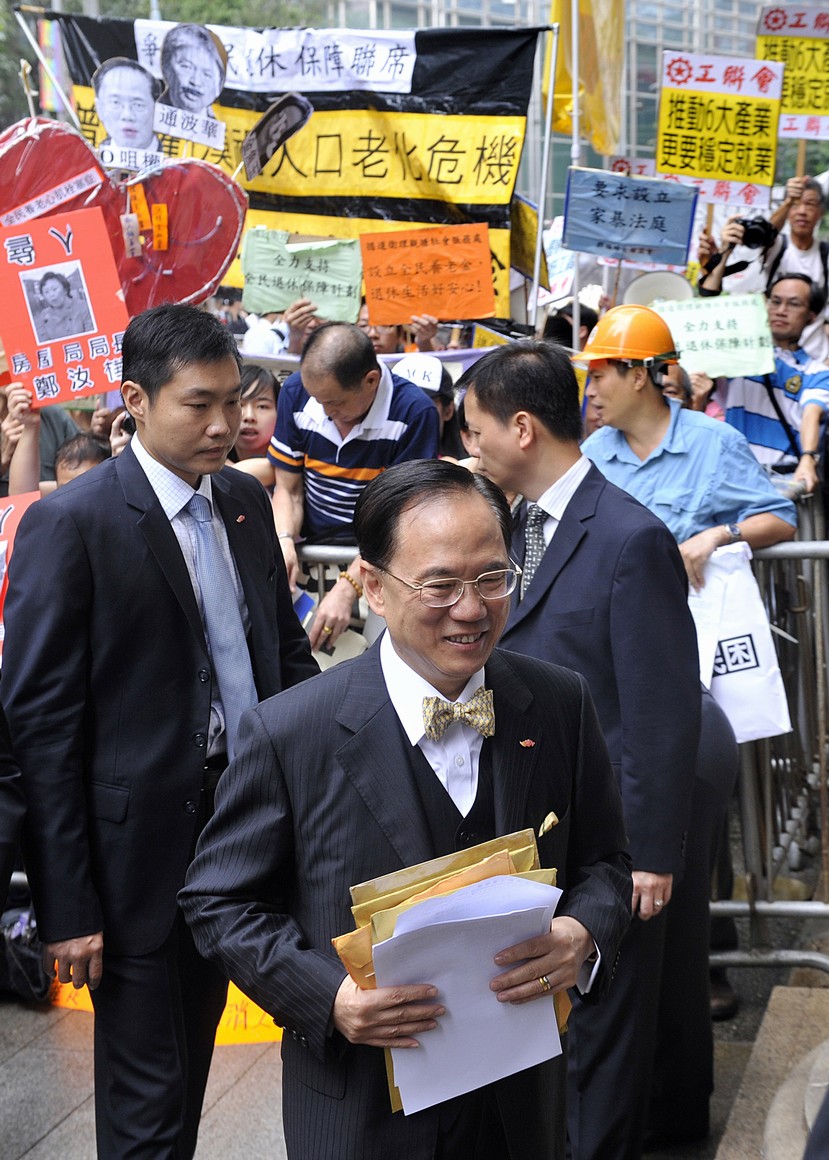 香港一些媒體不敢反共，反特（區）卻英勇無比，讓特首曾蔭權做替死鬼。