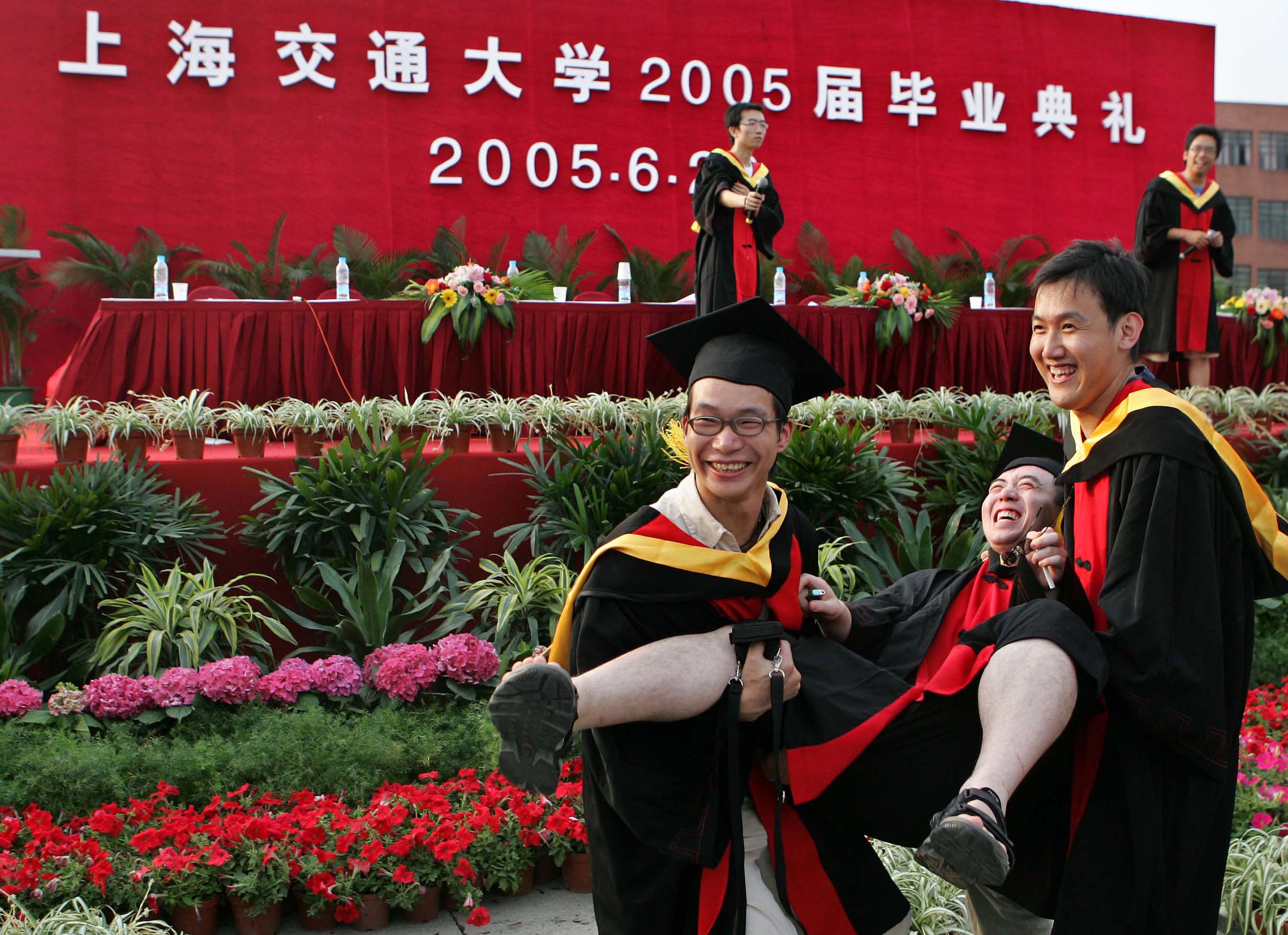 上海交大将向学生颁发人格证书，作为学生人格健全与否的鉴定凭证。