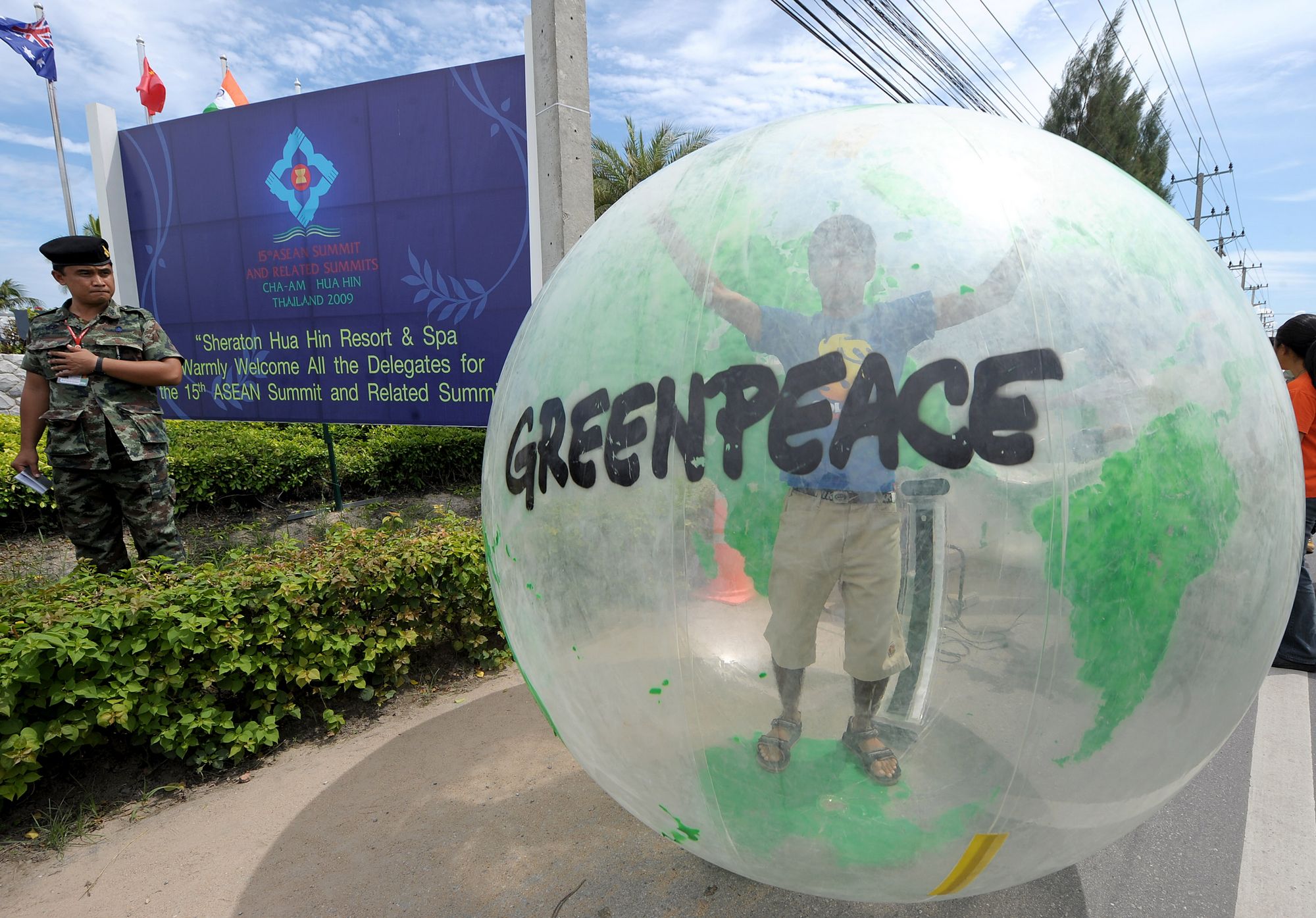 11月24日在泰国举办的东南亚峰会议场外，环保人士推出绿色地球模型，要求与会国重视气候变迁问题，降低碳排放并减少对树林的砍伐。