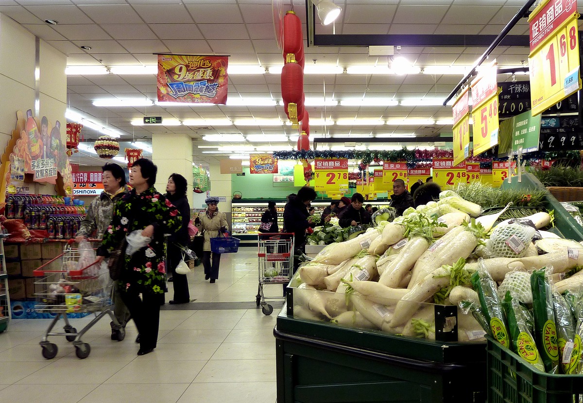 台湾进口萝卜百分之百来自中国。但却没有标示且不知有无农药残留。图为北京一家超市贩卖的白萝卜。