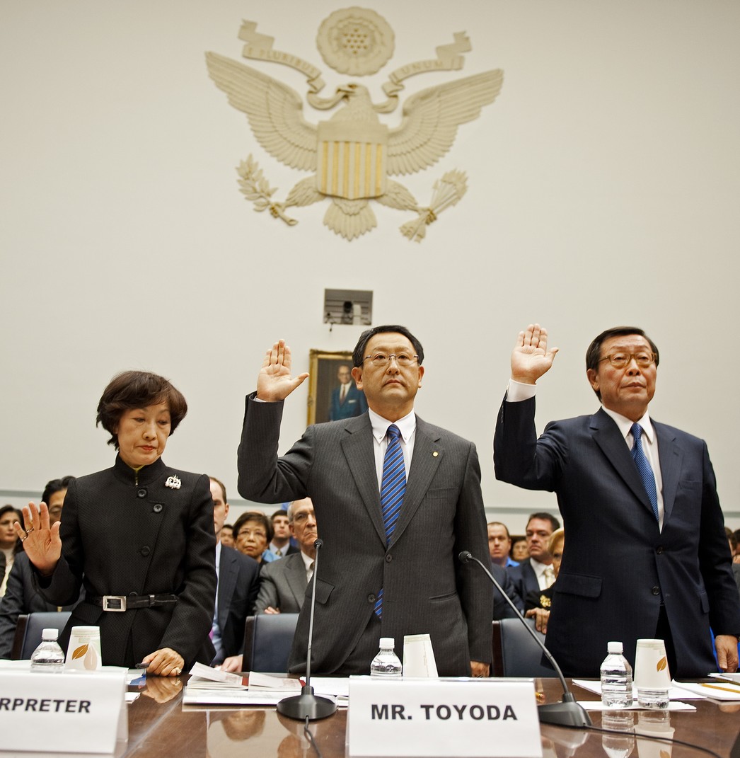 丰田汽车社长丰田章男（中）与丰田北美地区社长稻叶良睍（右）出席2月24日美国国会的听证会。