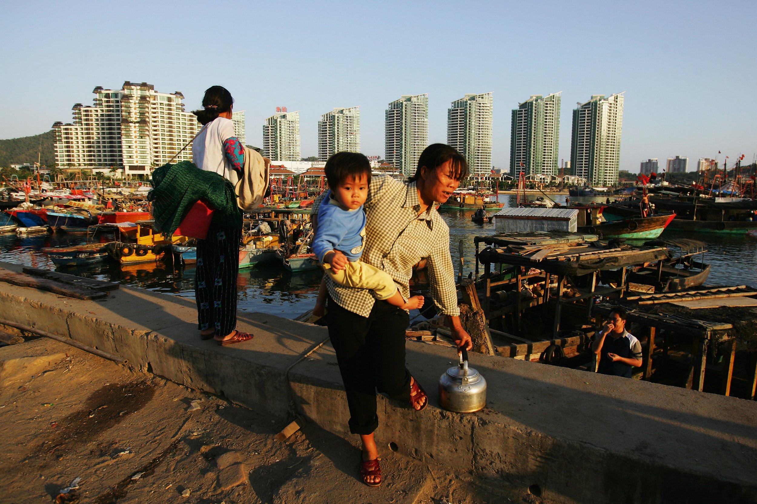 海南省三亚市港口附近的渔村，这里将很快被每平方米2万的豪华公寓取代。目前已销售的高价楼盘中，海南本地人认购的不足5%。