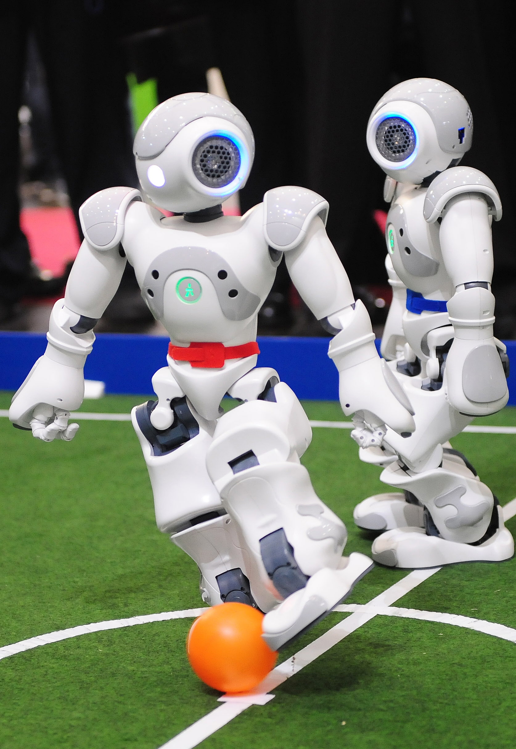 3月2日在德国汉诺威举办的计算机展（CeBIT）中，出场表演的「足球机器人」技惊四座。