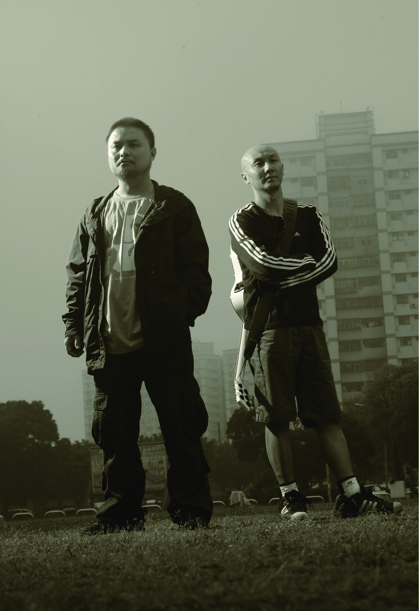 盤古樂團主唱敖博（左）和貝斯手段信軍（右）因2004年在台灣一場音樂會上高唱「祖國母親不要臉」，而後遭到中國政府通緝、流亡海外。