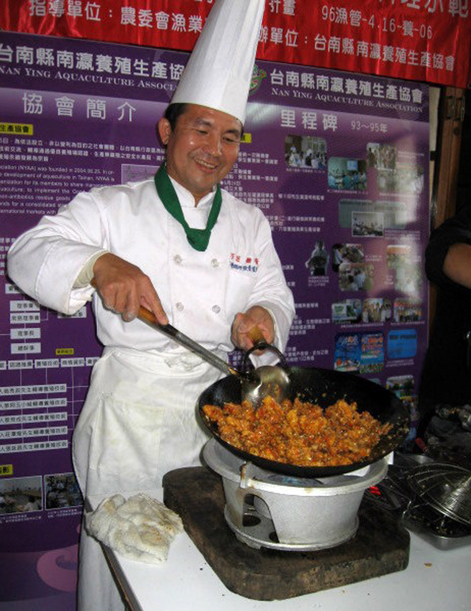 台湾鲷料理达人李宗铭可以一手料理200多道的台湾鲷精致佳肴。