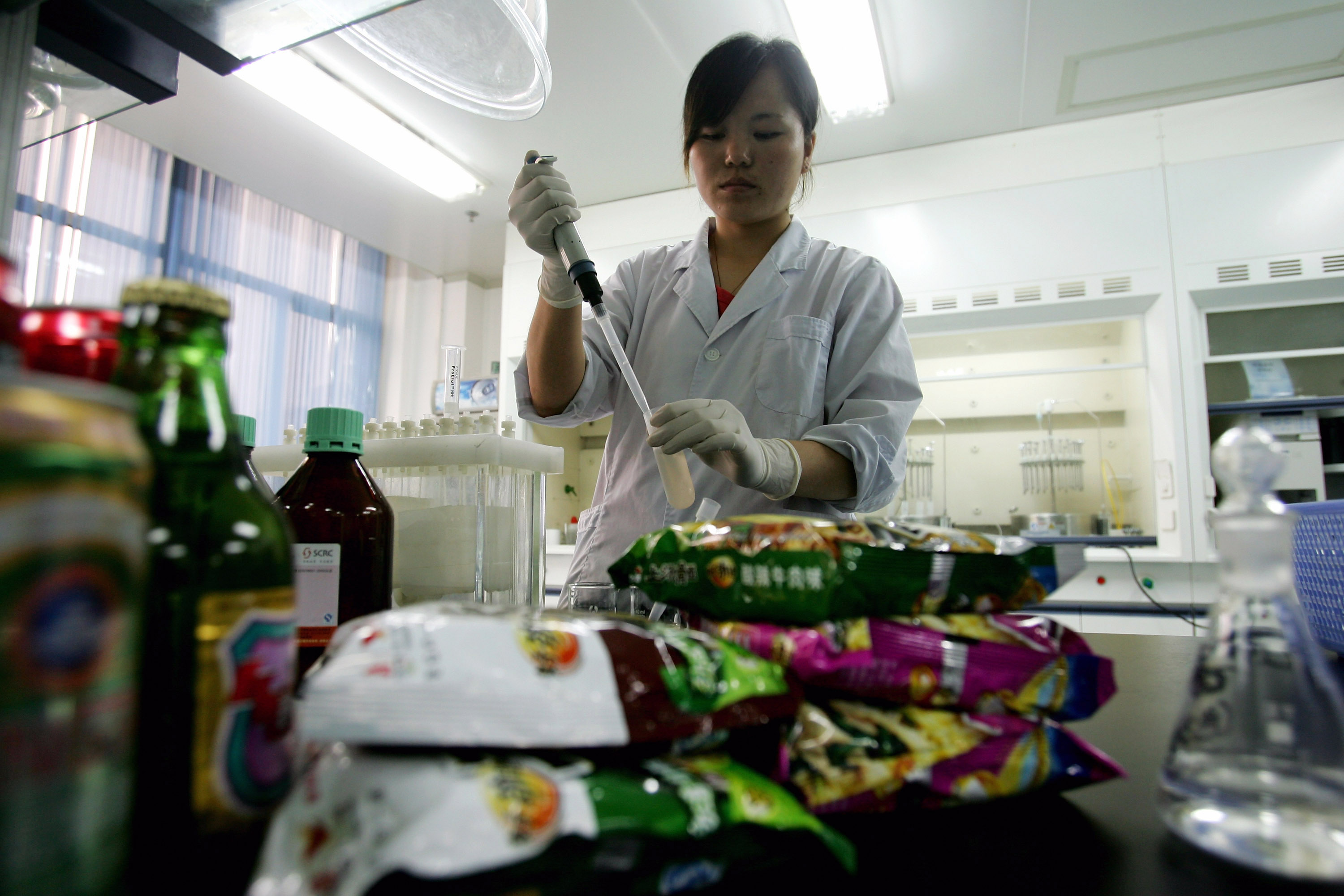 中国黑心食品海内外皆知，领导人自有一套「特供」食品来源。图为一名北京食品检验人员在2008年北京奥运期间检查食品安全。
