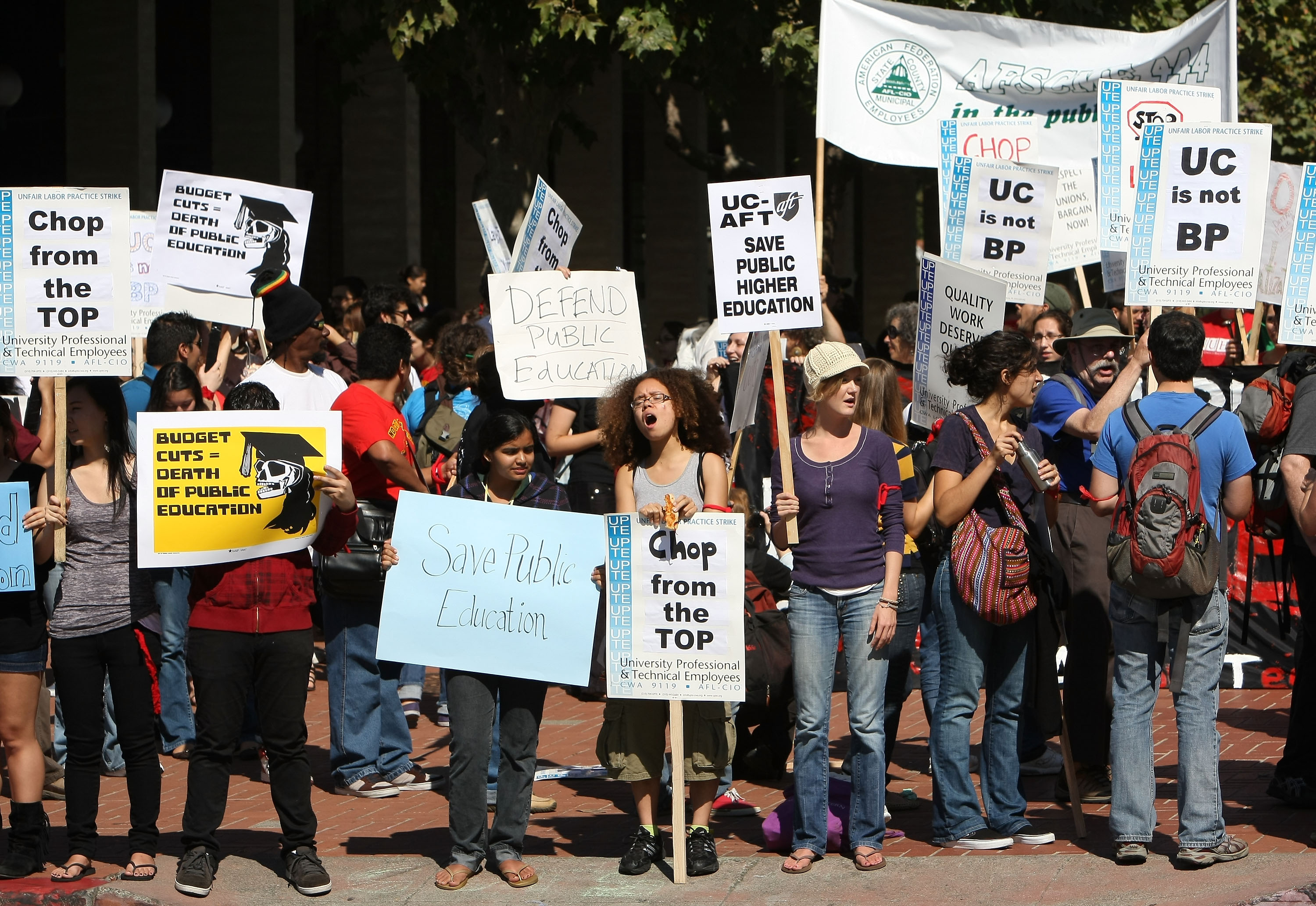 加州大学柏克莱分校的学生和教职员，抗议政府删减教育预算。