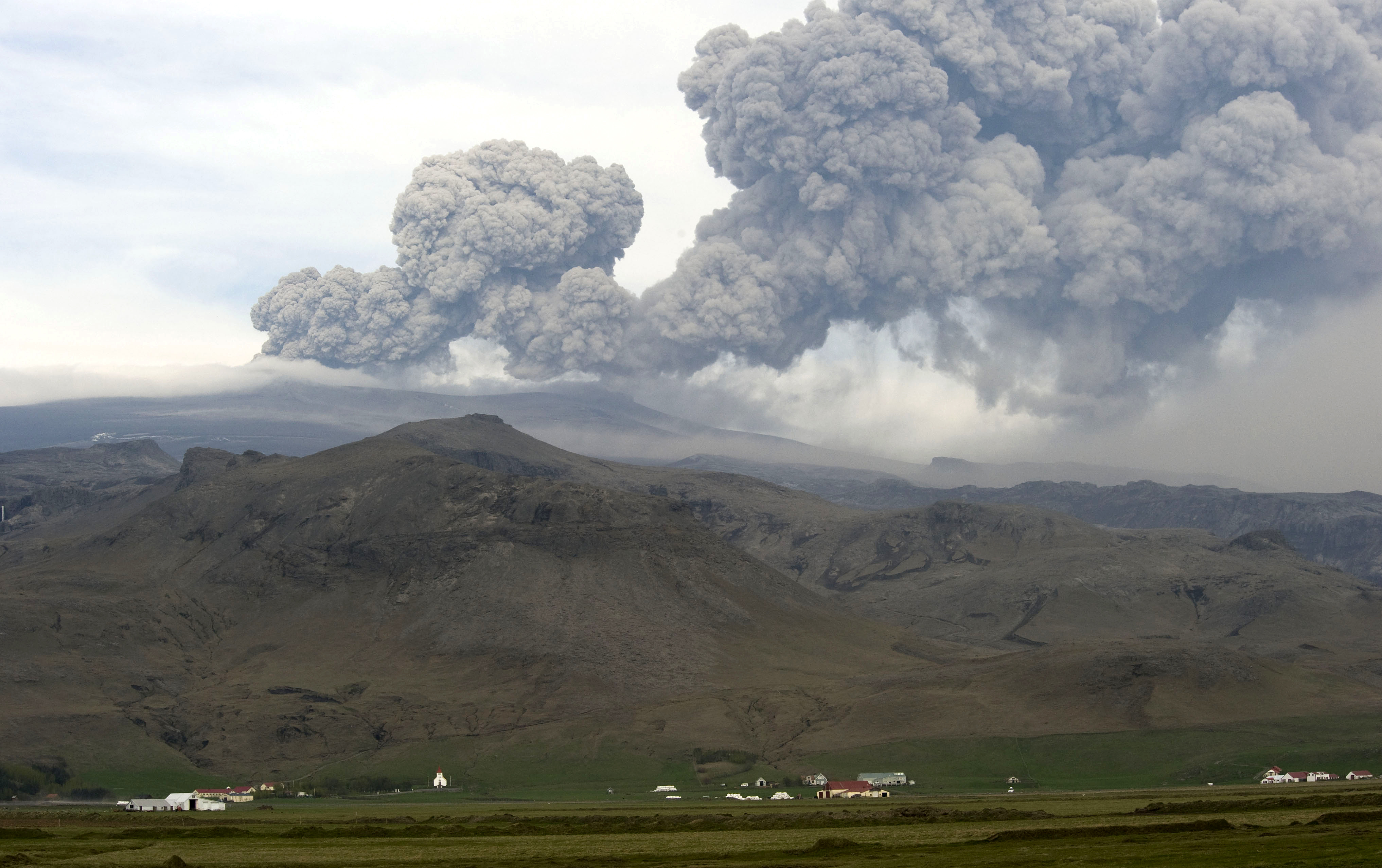 冰岛艾雅法拉（Eyjafjallajokull）冰河火山喷发，大量火山灰严重影响航空交通。然而冰岛仍被评为是全球最干净的国家。