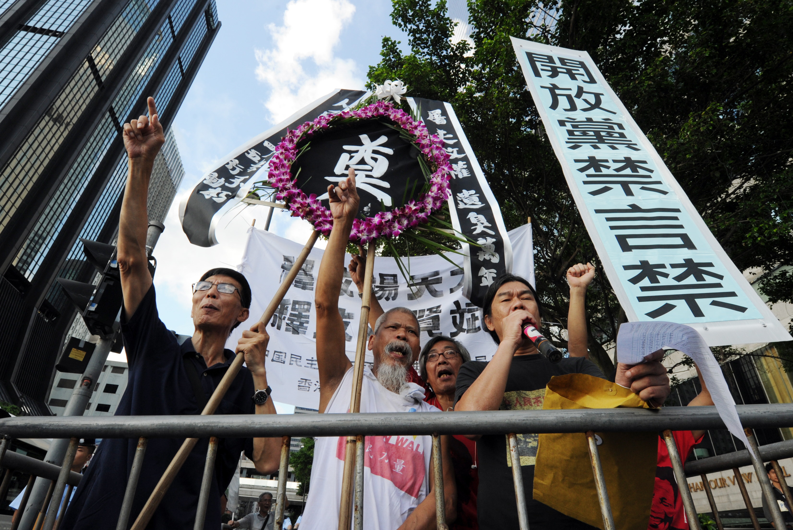 香港「回归」13年，7月1日，泛民主派循例组织游行，要求普选、要求开放党禁、言禁。