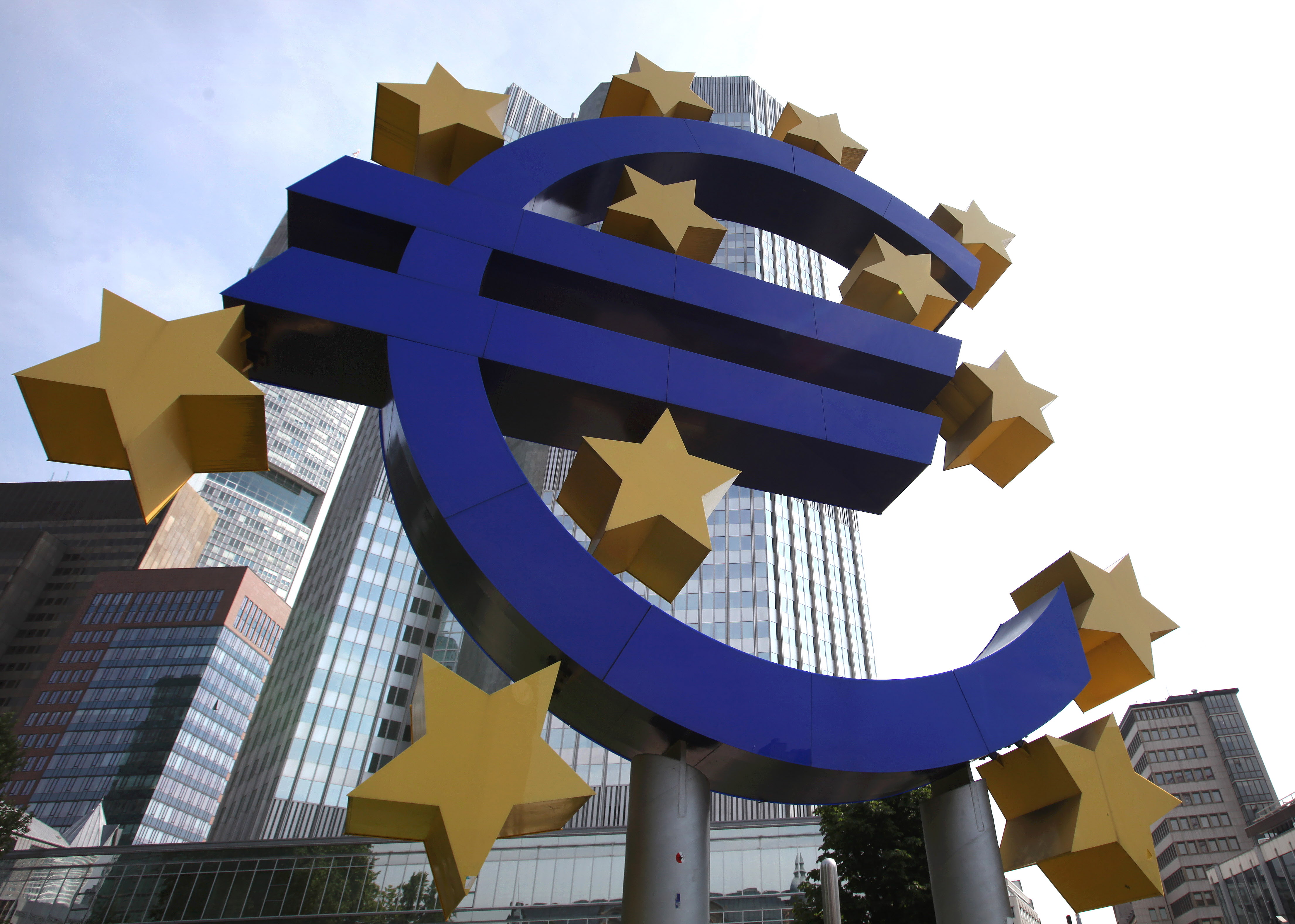 小小希腊，引爆欧元区危机，撼动世界经济。图为位于德国法兰克福的欧洲中央银行总部外的欧元标志。