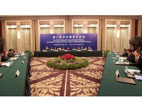 去年9月，中日韩外交首长在中国上海举行会议，讨论朝鲜核问题，以及日本所提议的东亚共同体。