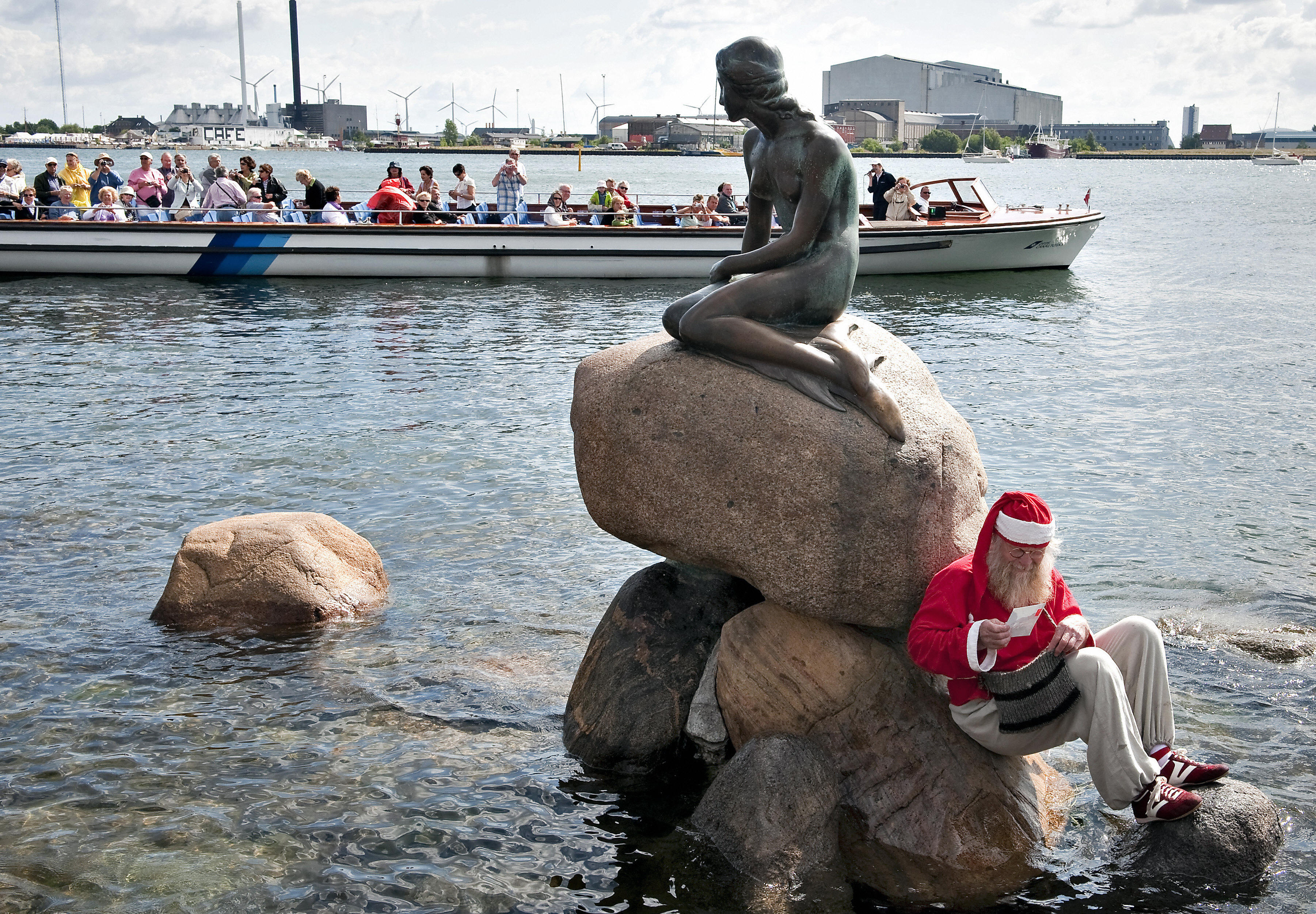 盖洛普世界民意调查对全球132个国家进行调查后，评选出了「世界最幸福国家」，2010年第一名为丹麦。图为丹麦哥本哈根港边的国宝雕像小美人鱼铜像。