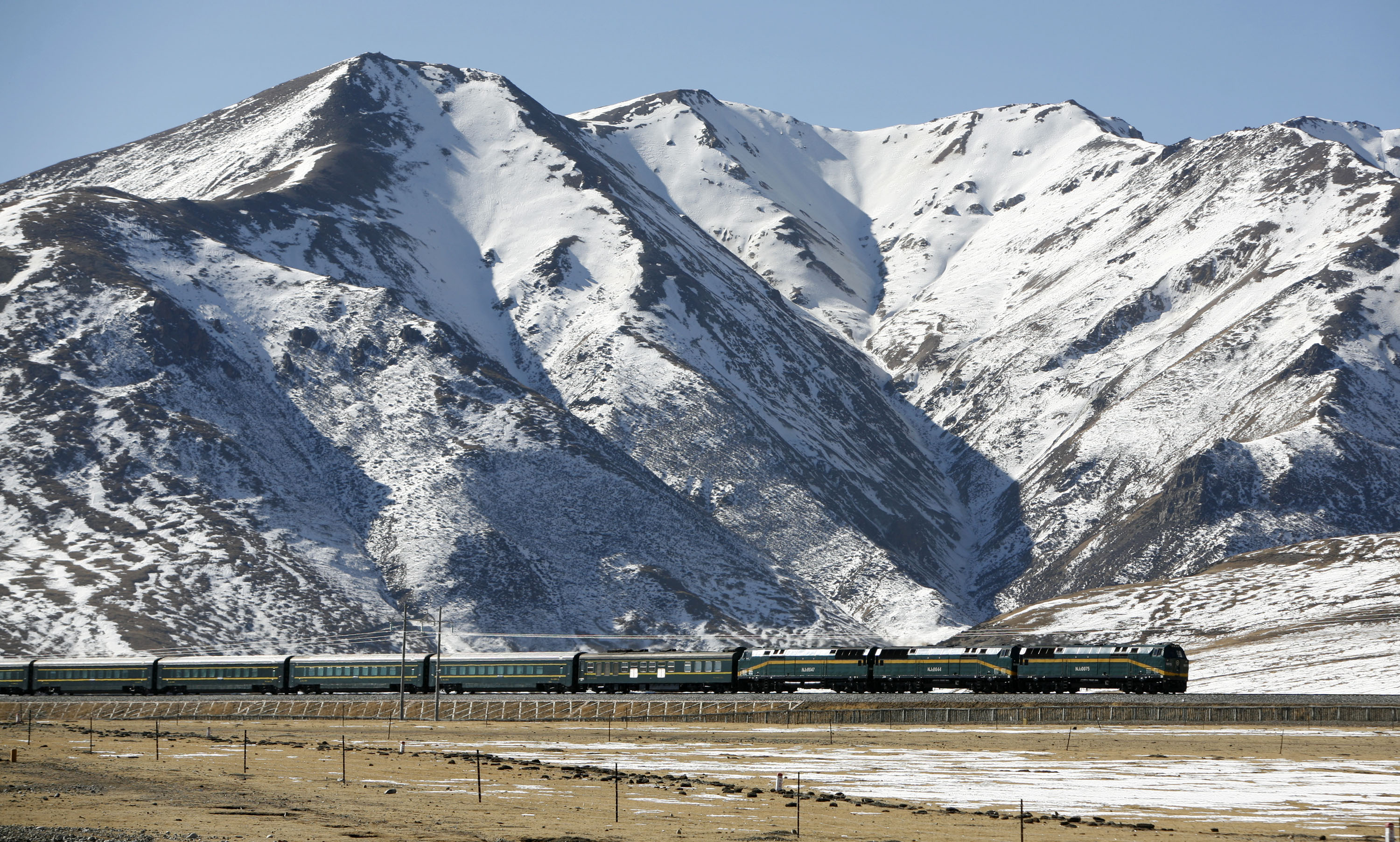 青藏铁路两旁1.5万根热棒，一根造价高达20万，到底有什么用？_冻土_散热管_氨气