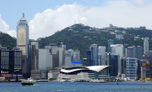 特区政府出手 香港楼市重挫