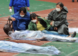 512四川大地震中，最引人注目的現象是大批學校樓房倒塌，近萬名學生和教師死亡。