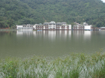 巧立於湖水之中，精雕細琢的歐式建築，與寧靜清澈的湖水相輝映，宛如一幅藝術風景畫，美麗而迷人。