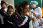 中國大陸A型H1N1流感疫情嚴重。圖為山西一所學校的學生正在接受疫苗注射。