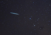 2009年12月，雙子星座流星雨的一顆流星穿過地球的大氣層，劃過紐約上空。