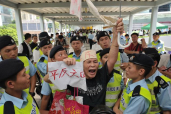 黑衣亂港 市民獵鷹
