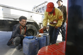 中國各地加油站汽油供應緊張，司機每天要等三、四個小時才能買到一點高價油。/不顧國際輿論 中國在全球搶油