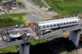 2011華人十大新聞 - 3. 溫州動車追尾 撞出中國人民怒火