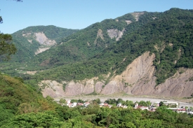 寶來地區於2009年八八風災時遭受土石流嚴重打擊。光禿處為當年崩塌遺跡。