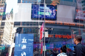5月18日位於美國時代廣場的美國那斯達克股市螢幕上顯示新上市的Facebook股票價格行情。Getty Images 