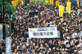 二萬五千多人上街「聲討屠夫政權」。宋祥龍攝影
