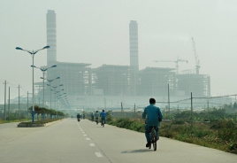 面對電力需求下跌，中國發電廠用煤量減少，數量創下紀錄。圖為廣東海門的一家燃煤發電廠。Getty Images 