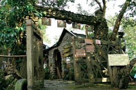 阿將的家由石頭與木材疊砌成的大門，傳達濃濃的原住民風情。   