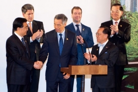香港前特首曾蔭權（右）的薪水是中國領導人胡錦濤（左）的14倍。新加坡總理李顯龍（中）的薪水則為全球元首薪資排名第一。圖為2009年亞太經合會時合影。Getty 