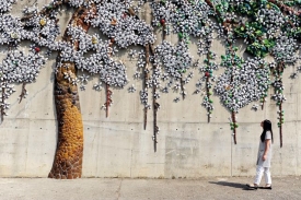 工藝大師陳忠正結合產官學界，完成〈原鄉四季〉剪黏越堤大壁畫，靈感來自故鄉植物苦楝樹，作品呈現四季風貌與藝術美感。