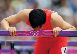 8月7日倫敦奧運男子110公尺跨欄小組賽中，中國選手劉翔在跨越第一個欄時被絆倒，退出比賽。他在離開賽場前親吻了一下欄架。Getty Images