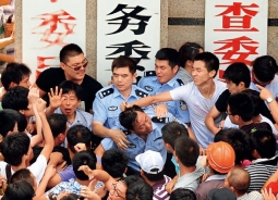 中國官員的腐敗越來越引起民眾的不滿。圖為7月28日中國江蘇省南通市啟東上千市民衝進市政府抗議的火爆畫面。Getty Images