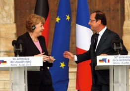 德國總理梅克爾（左）和法國總統歐蘭德慶祝二戰後德、法和解50年。兩國如今正攜手尋求歐債危機的解決方案。Getty Images