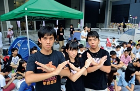 三名學民思潮成員凱撒（左）、黃莉莉（中）、林朗彥（右）8月30日展開「72小時絕食行動」，要求港府撤回洗腦國民教育科。宋祥龍攝影