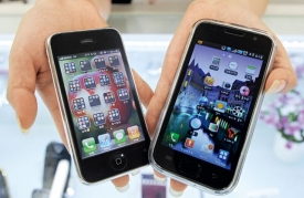 三星Galaxy S（右）和蘋果iPhone，外型是否很像？三星表示，手機本來不就是應該這個樣子嗎？Getty Images