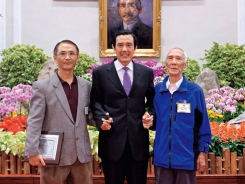 作者和父親2011年總統府領獎時與馬英九總統合照留念。總統府提供