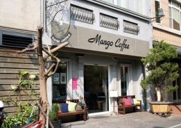 小巷中的芒果咖啡館，簡單幽雅的門面，配合節能減碳，所有燈光改為LED。