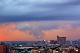 閃電是大氣中的強放電現象，一般最常發生於積雨雲之中。