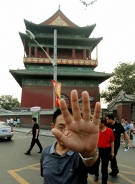 今年奧運第二天，北京東城區著名旅遊景點鼓樓發生唐永林刺殺美國人的案件後，戒備森嚴。