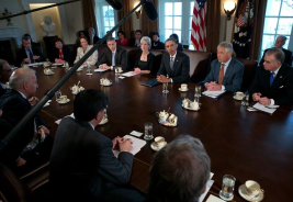 美國總統歐巴馬3月4日於白宮召開幕僚會議，討論自動減支的衝擊與授權動支法案。Getty Images