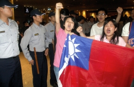 陳雲林訪台期間，竟要求不許出現中華民國國徽和國旗，台灣民眾非常憤慨。