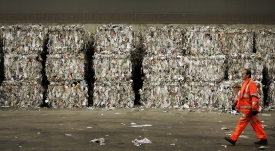 價格暴跌 英資源回收物堆積如山