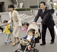 日本正遭遇史無前例的經濟衰退，但公司被要求承擔解決另外一個主要的問題：整個國家的生育率過低。