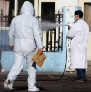 一名北京女子1月5日死於H5N1禽流感病毒後，中國防疫部門緊急關閉河北省燕郊的家禽市場，進行隔離清潔和消毒工作。